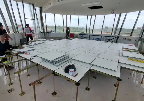 Raised Floor ATC Bandara VVIP IKN di pasang oleh Daniz